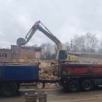 Demolice objektů v Ostravě Radvanicích pomocí demoličního bagru CAT 330