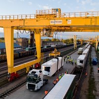 Společnosti PKP CARGO, LG Cargo a CargoBeamer spojily svoje síly při pilotní přepravě silničních návěsů nákladním vlakem